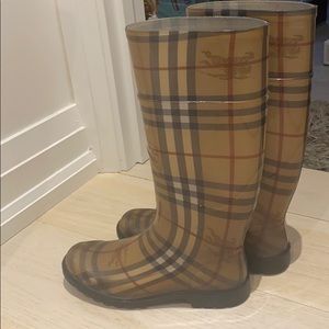 Burberry rain boots size 35 w/ original box